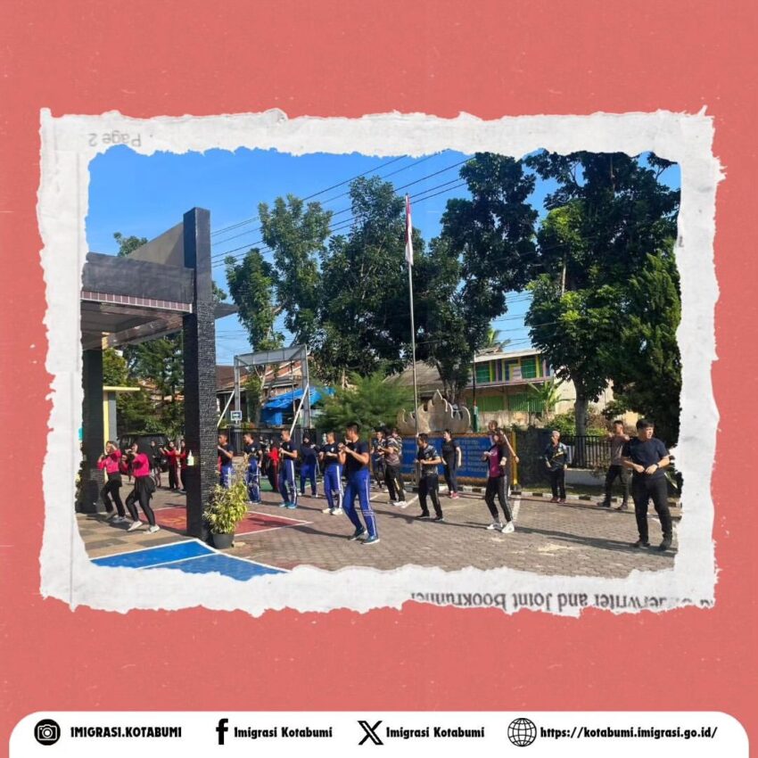 Kepala Kantor Imigrasi bersama seluruh pegawai Imigrasi Kotabumi melaksanakan senam pagi bersama di halaman kantor.